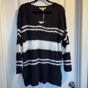 Davi & Dani. NWT. Large Popcorn Sweater V-Neck Vintage Black & White. Side Slits